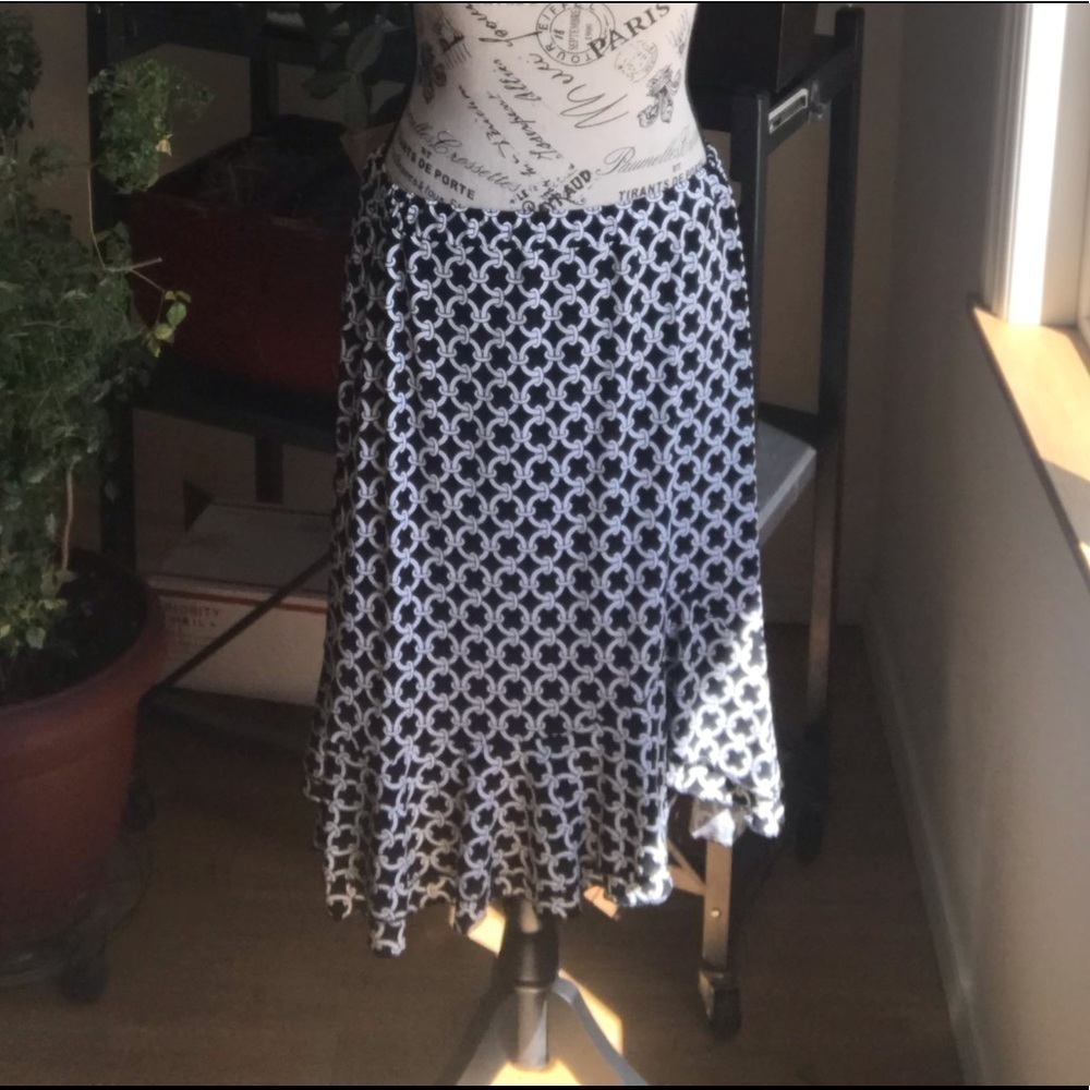 🌻White House Black Market skirt